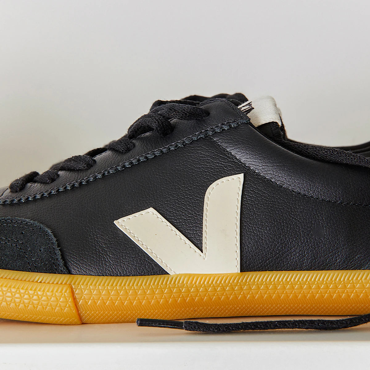 Volley leather black