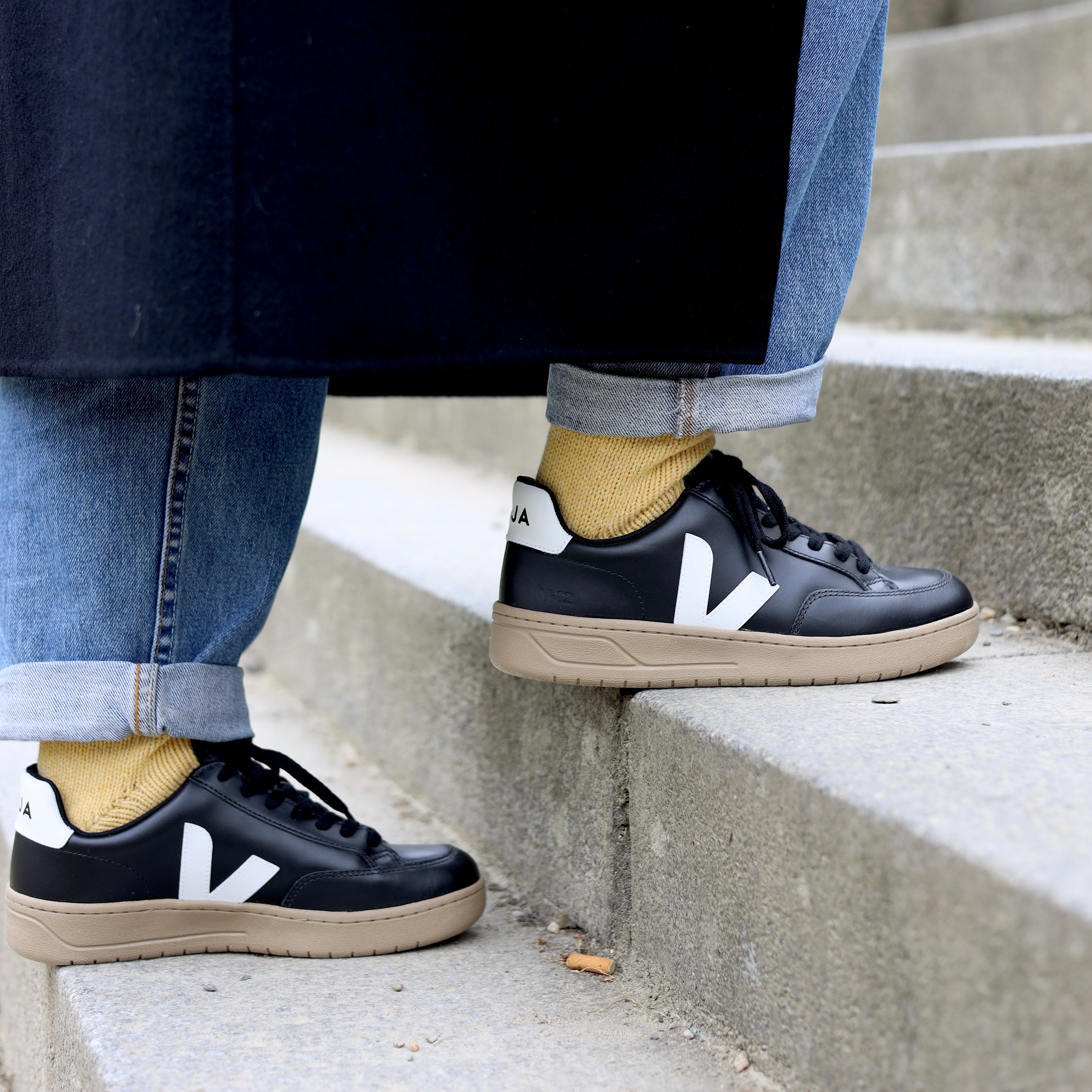 VEJA V-12 black white / dune